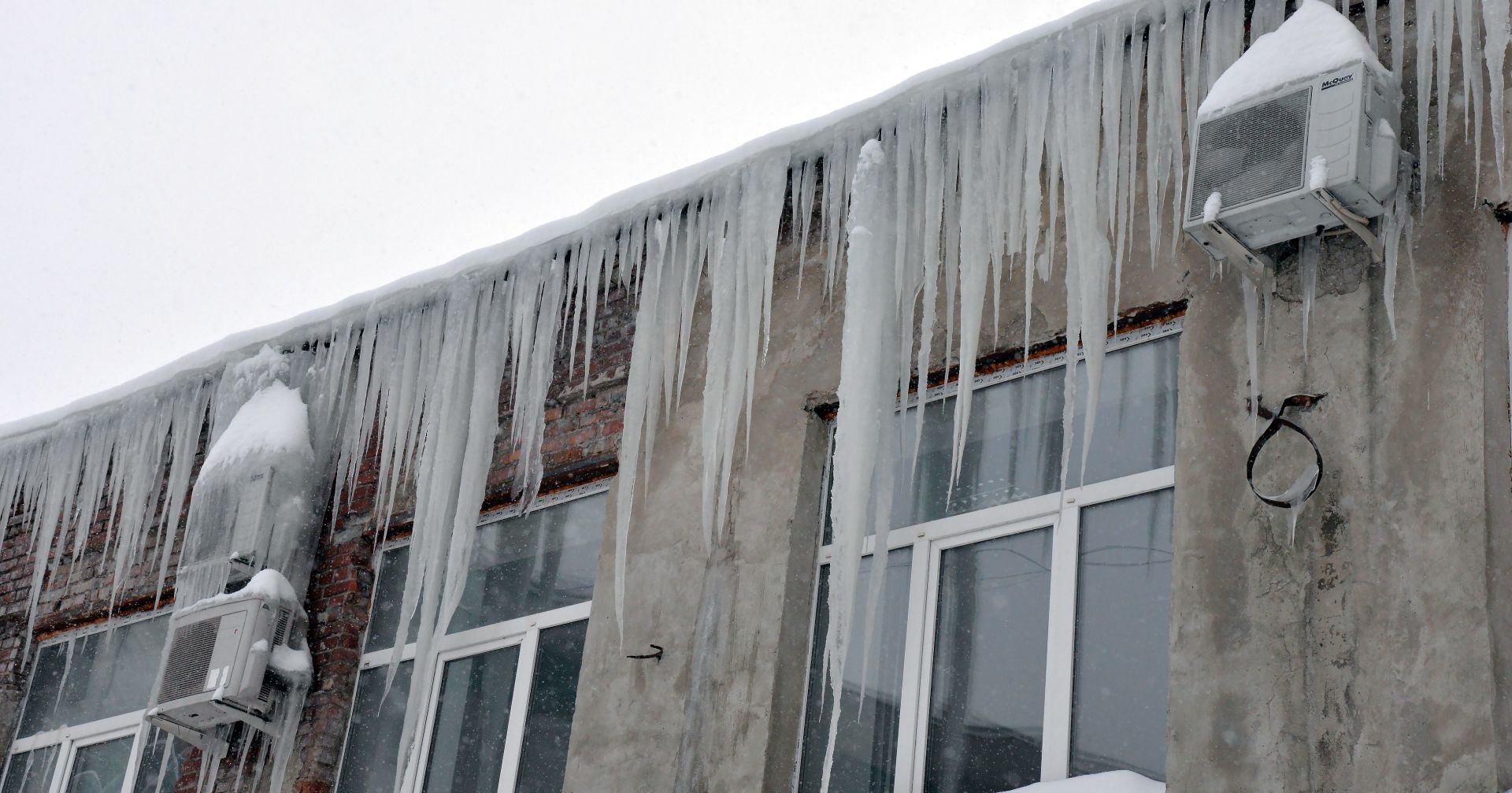 spasateli preduprezhdayut vozmozhen shod skopivshegosya snega s krysh zdaniy udelite osoboe vnimanie bezopasnosti detey 161612322750877051 2000x2000